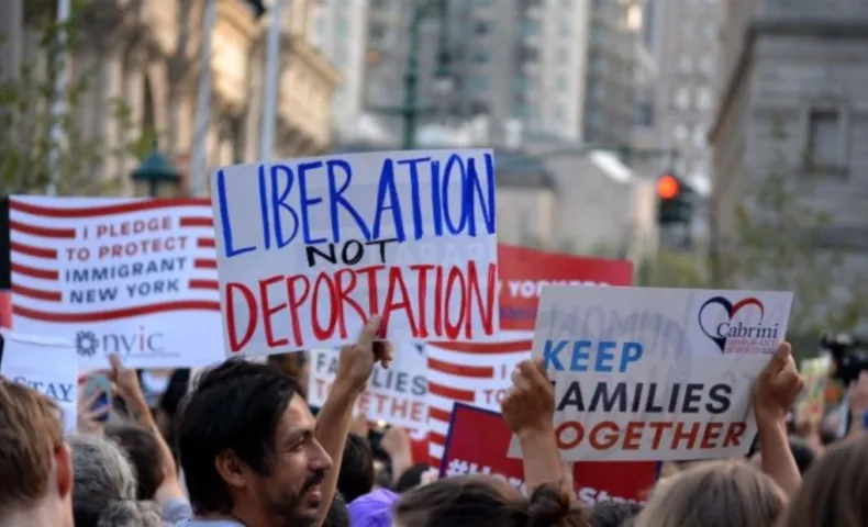 Demonstrators rallying in support of keeping immigrant families together